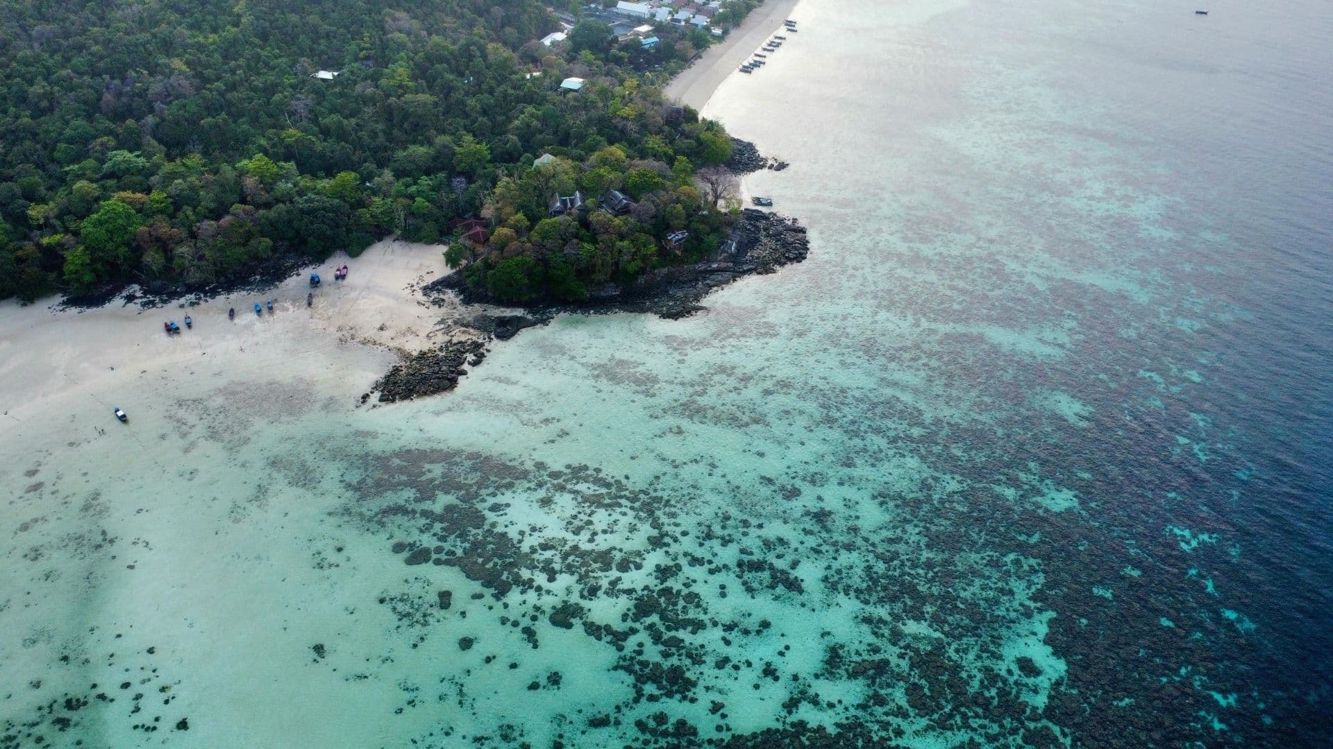Koh Phi Phi — lagon turquoise et falaises calcaires vus du ciel