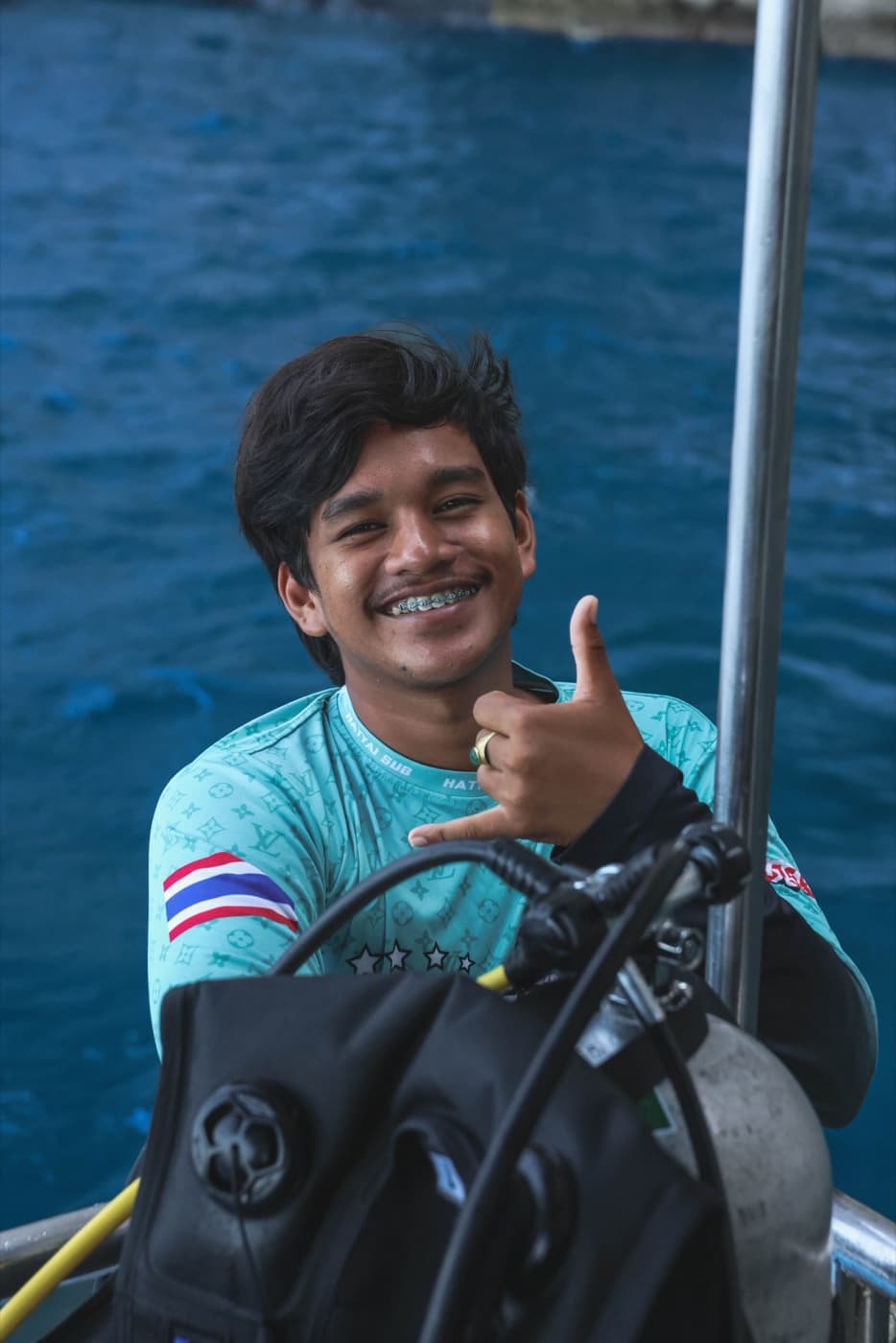 L'un de nos guides plongée à Koh Phi Phi — équipe locale, sourire et pouce levé