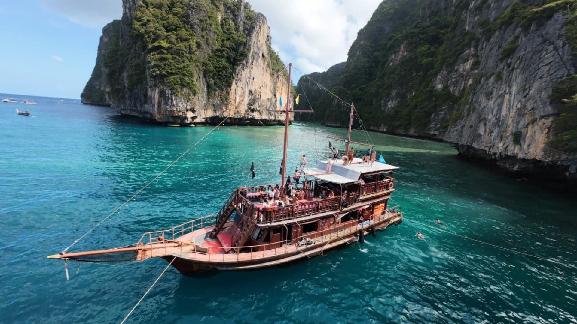 Pirate Ship — Koh Phi Phi (musical ambiance)